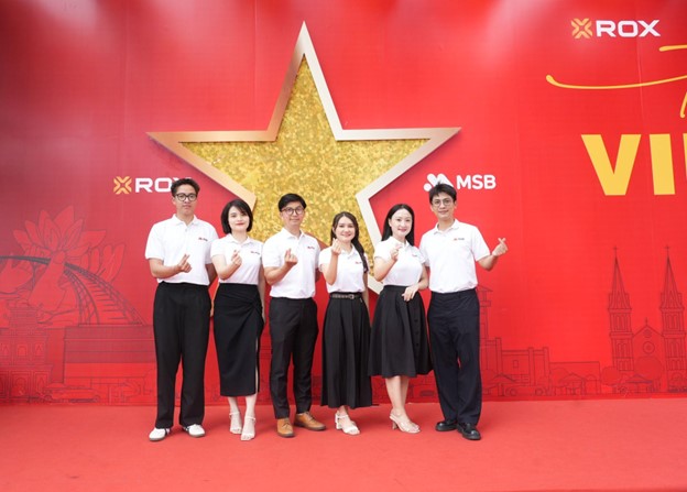CBNV van phong lam viec tai toa nha han hoan luu lai hinh anh cung dong nghiep, nhu mot cach lan toa niem tu hao dan toc va tinh than doan ket.