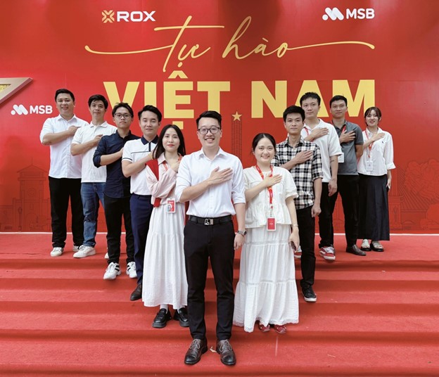 “Buc tuong yeu nuoc” da tro thanh khong gian de nhan vien van phong, nguoi di xem tong hop luyen, nguoi dan quanh khu vuc… luu lai ky niem dep va the hien long tu hao dan toc.