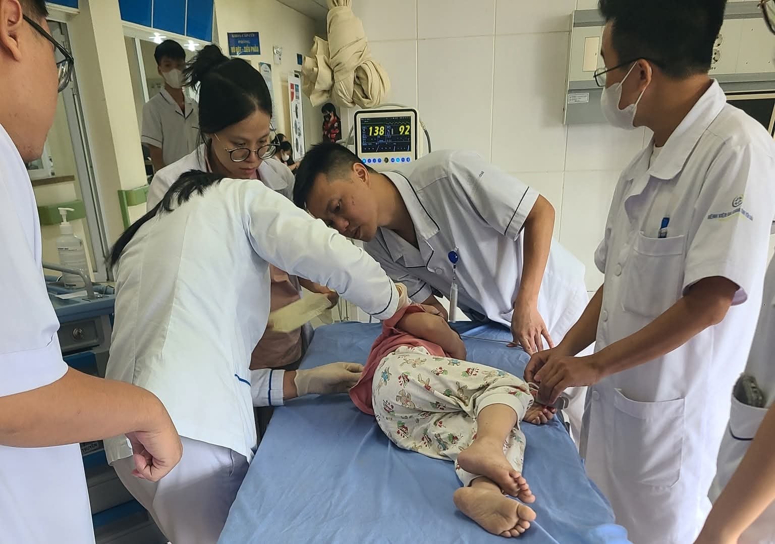 Luc luong CSGT cung nguoi dan kip thoi dua hai chau nho di cap cuu. Anh: NDCC.