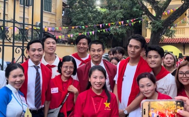 The cast of the movie "Red Rain". Photo: Minh Phong