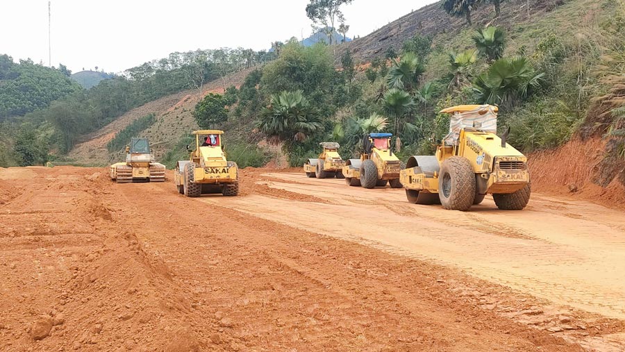 労働者は、Tuyen Quang -ha Giang Expresswayプロジェクトに依然として2.9日目を建設しています。写真：Nguyen Tung