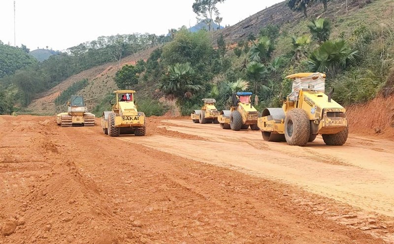 Workers continue to work through the National Day Ceremony on September 2 on the Tuyen Quang - Ha Giang Expressway project. Photo: Nguyen Tung