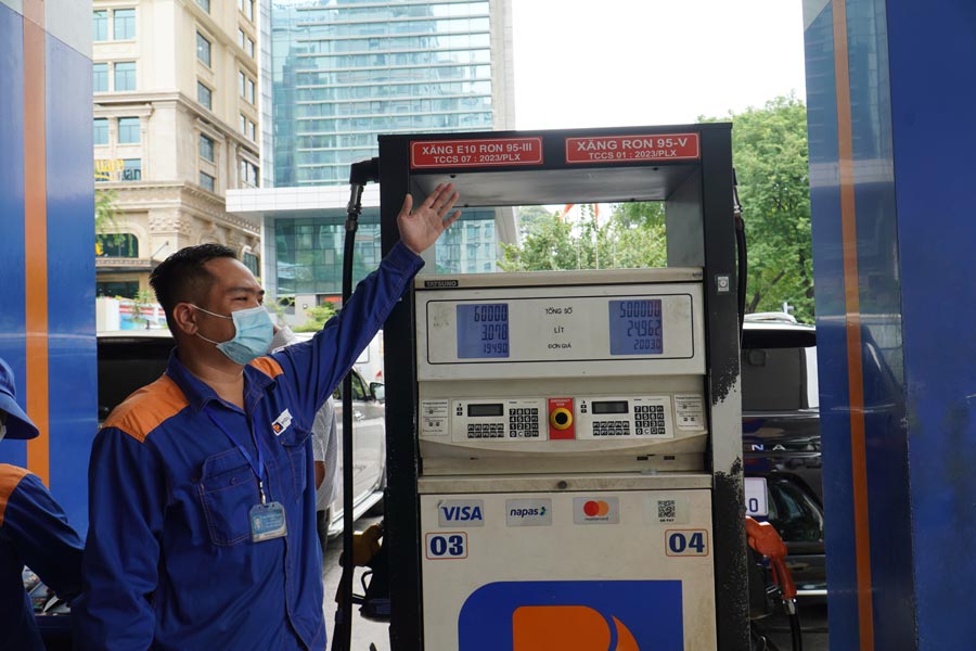 Le ministere de l'Industrie et du Commerce propose qu'a partir du 1er janvier 2026 toute l'essence melangee combinee et commercialement utilisee pour les vehicules a moteur a essence dans tout le pays sera de l'essence E10. Photo : Tuyet Lan