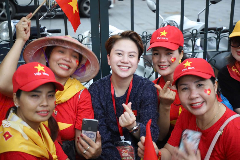 Dien vien Bao Han giao luu cung khan gia. Anh: Le Tuyen