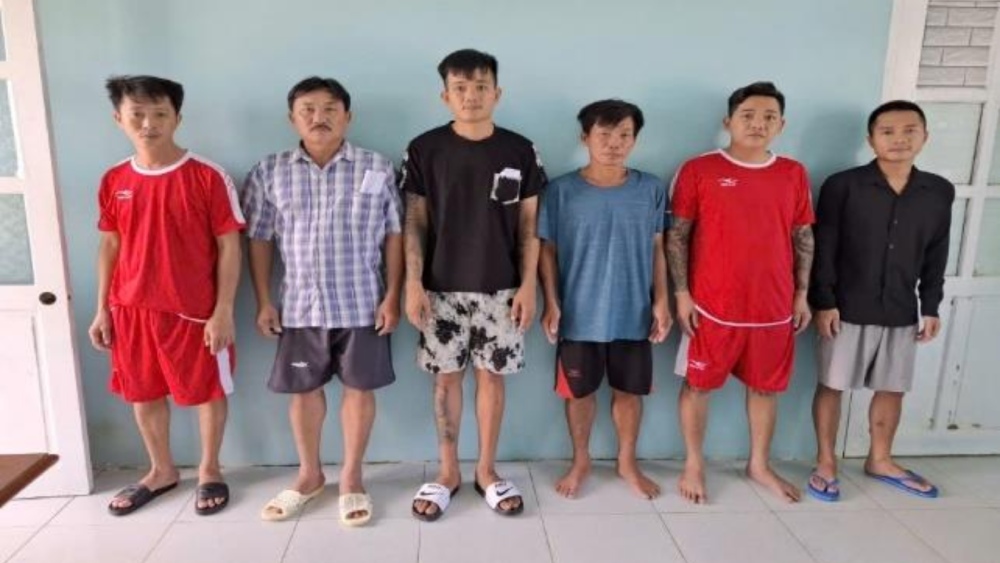 Công an đã bắt quả tang các đối tượng tham gia đánh bạc. Ảnh: Công an cung cấp