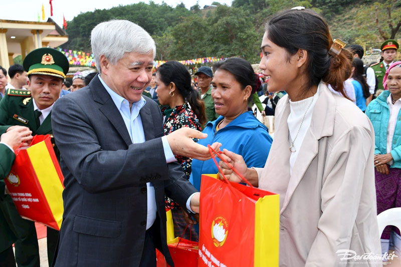 Chu tich UBTU MTTQ Viet Nam Do Van Chien tang qua cho nguoi ngheo o xa Dan Hoa (tinh Quang Binh cu), nay la tinh Quang Tri. Anh: Xuan Thi