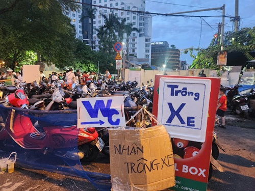 10.000 đồng một lượt đi vệ sinh cho du khách xem sơ duyệt diễu binh. Ảnh: Minh Hạnh 