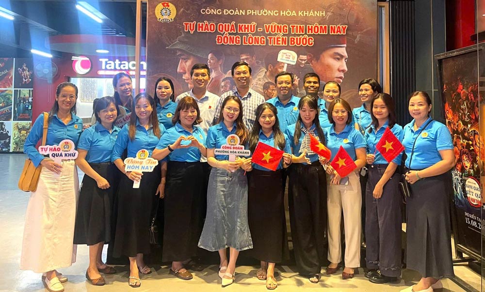 Le syndicat du quartier de Hoa Khanh ville de Da Nang organise une activite politique avec la projection du film 'Mua do'. Photo : Syndicat de Hoa Khanh.
