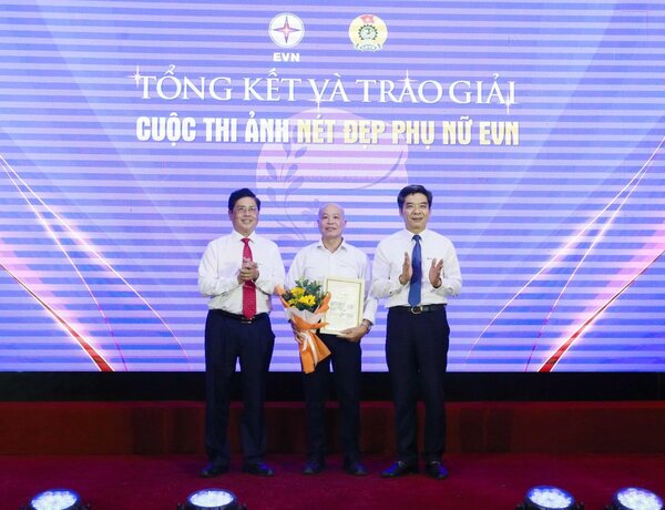 노동자들의 많은 작품이 담긴 EVN 106 여성의 아름다움 사진 콘테스트 시상식. 사진: 끼에우 부