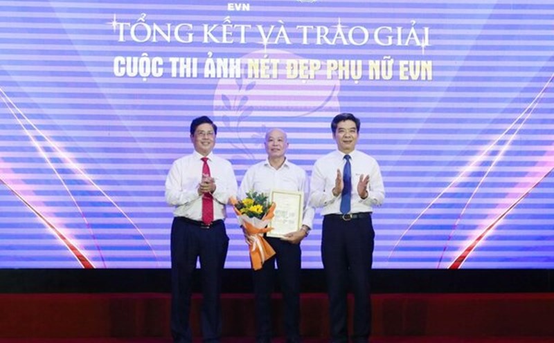 Awarding the photo contest "EVN Women's Beauty" with many works by workers. Photo: Kieu Vu