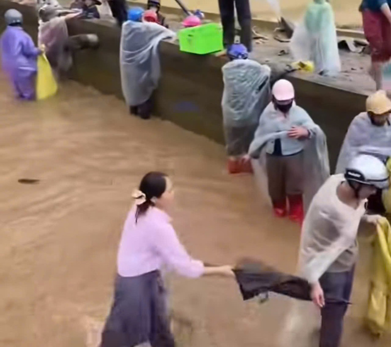 Hình ảnh người dân vớt cá tầm ở xã Gia Hội, tỉnh Lào Cai. Ảnh: Người dân cung cấp