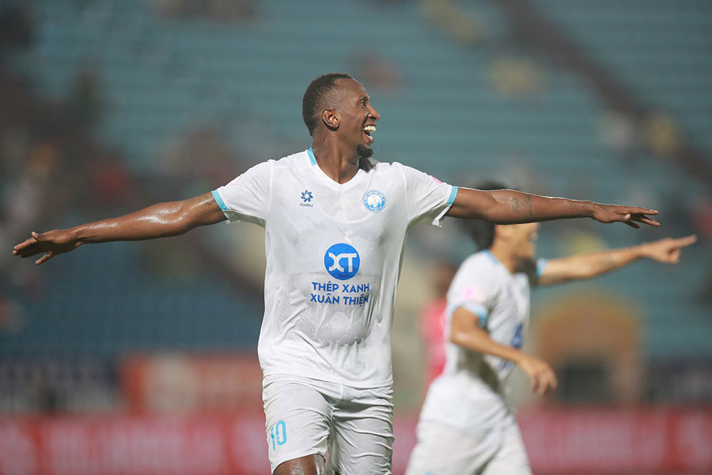 Du vay, truoc suc ep lon cua Nam Dinh, hang thu PVF-CAND khong the dung vung. Chi trong 14 phut tu 52 den 66, Nam Dinh da ghi lien 2 ban thang nho cong cua Romulo va Caio de vuon len dan 2-1.