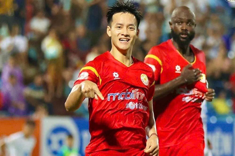 Thi dau lep ve hon nhung PVF-CAND lai bat ngo la doi co ban mo ti so o cuoi hiep 1. Phut 45+2, Thanh Nhan ngoat bong kheo leo loai bo Van Toi roi dut diem quyet doan tung luoi Nam Dinh. Cong lon cung phai ke den Cong Den voi nhung pha xu ly khon ngoan va tinh te ben canh phai.