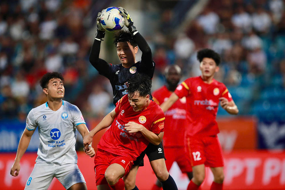 Nhan ban thua, cac cau thu Nam Dinh tran len tan cong trong hiep 2. Thu mon Phi Minh Long lien tuc phai can pha cac tinh huong dut diem cua cau thu Nam Dinh.