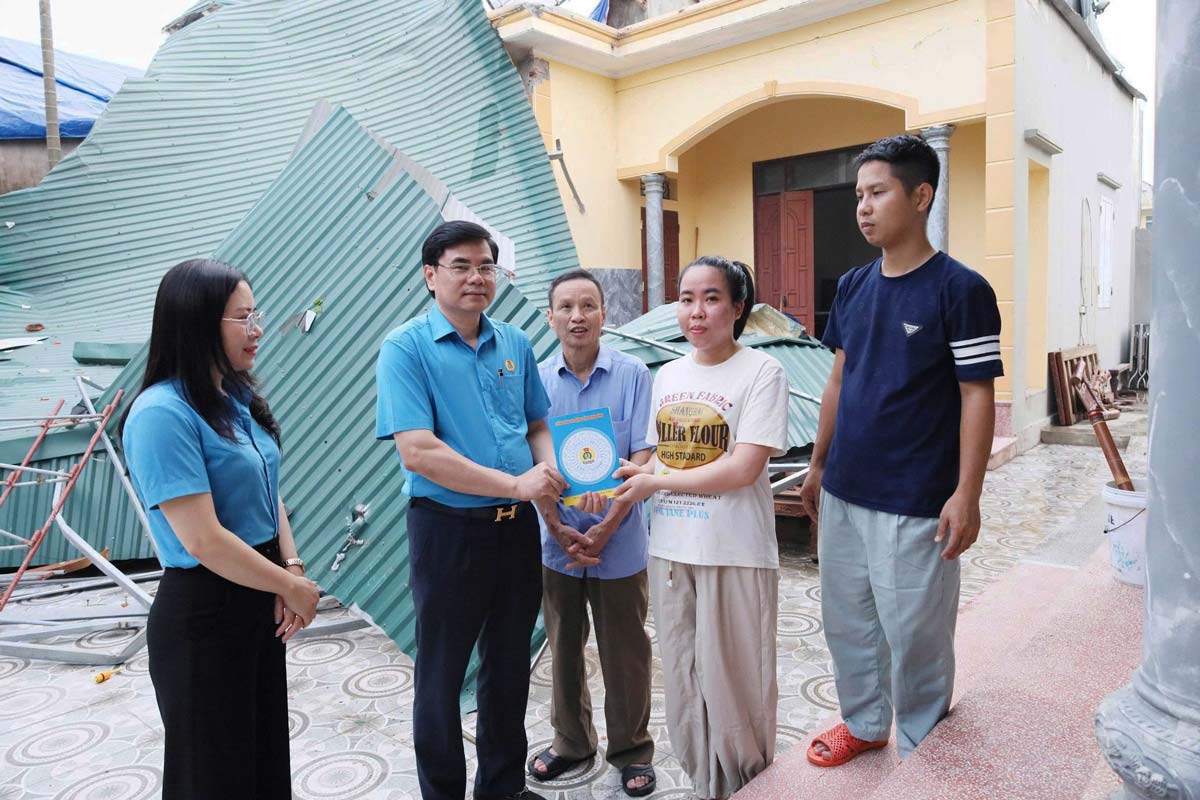 Ninh Binh 지방 노동 연맹 폭풍우로 피해를 입은 노동자 조합원 가족 방문 및 격려. 사진: Van Tien