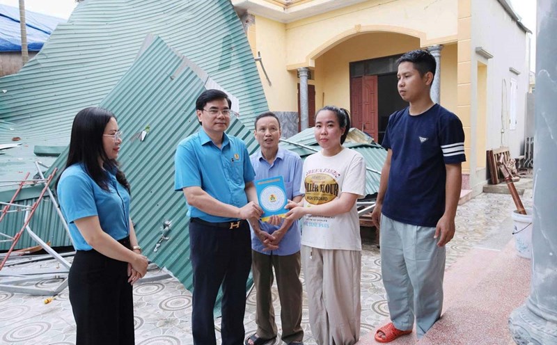 Ninh Binh Provincial Labor Federation visited and encouraged the families of union members and workers affected by the storm. Photo: Van Tien