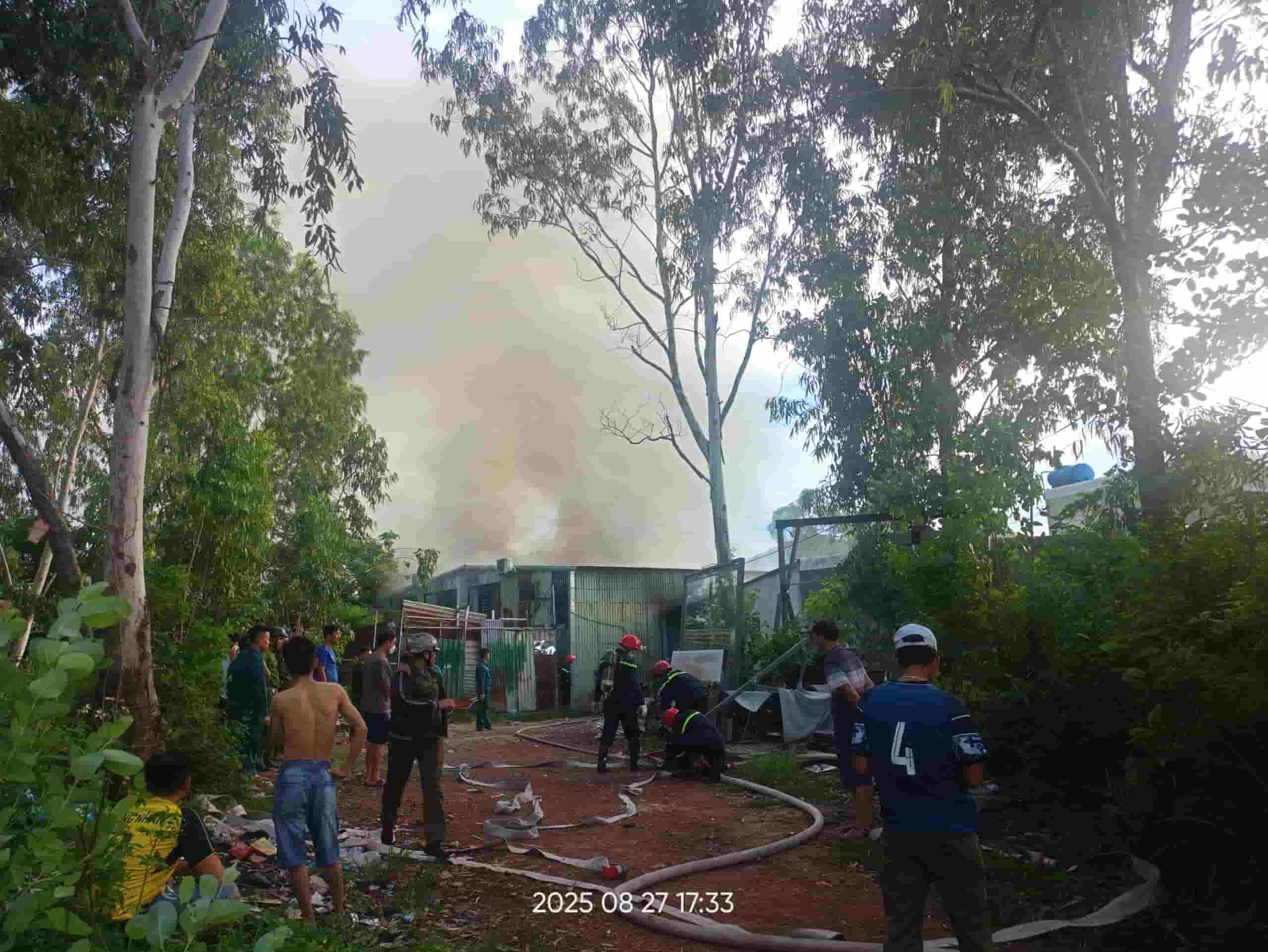 ダナンの狭い機械工場で大規模火災が発生し、全焼。写真:当局