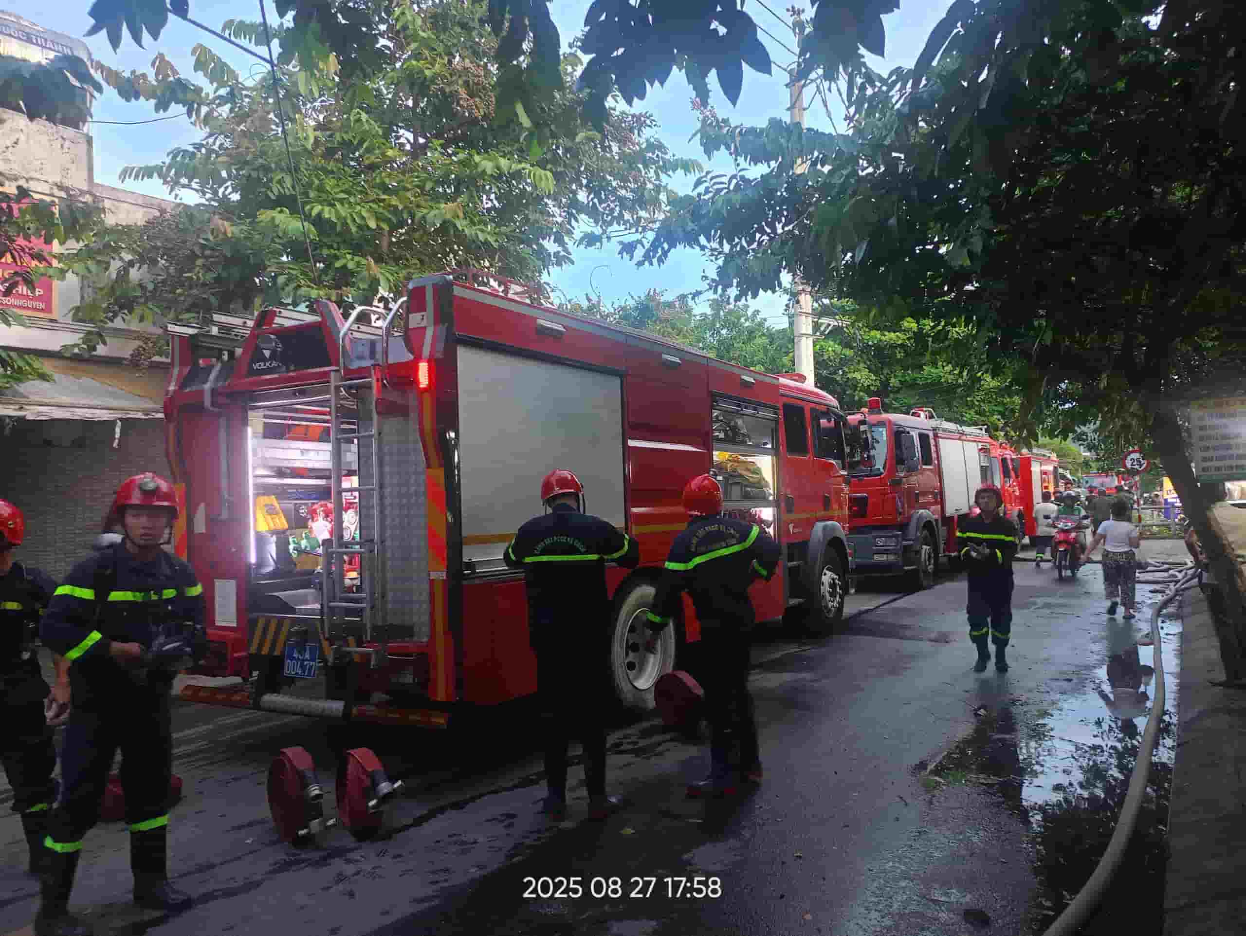 Phong Canh sat PCCC va CNCH Cong an TP Da Nang dieu dong 6 xe chua chay, xe bon cung hang chuc can bo, chien si cua 3 doi khu vuc khan truong den hien truong. Anh: Luc luong chuc nang