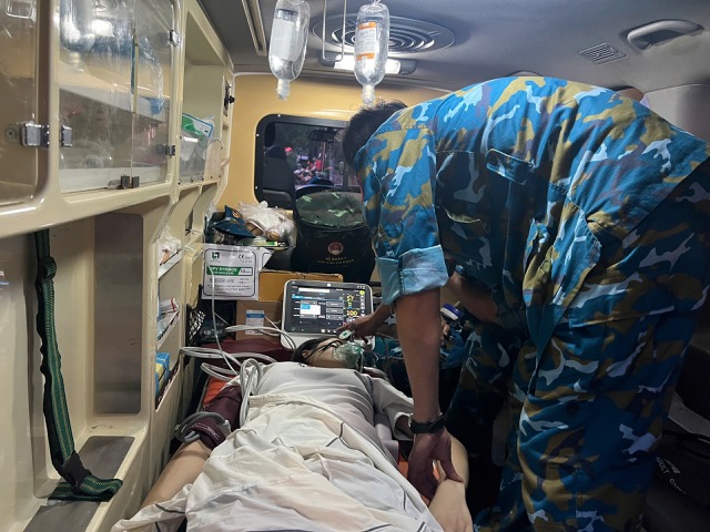 People who went to see a preliminary check-up of the parade and were exhausted due to hypoglycemia were given timely emergency care. Photo: Le Hao