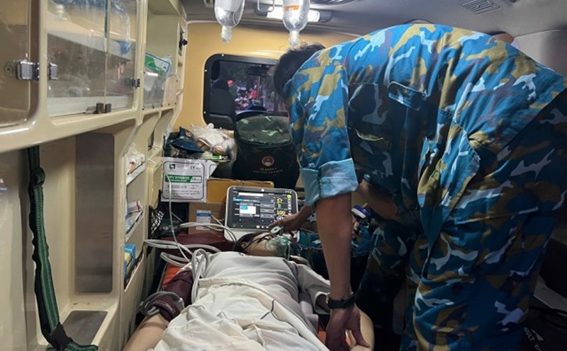People who went to see a preliminary check-up of the parade and were exhausted due to hypoglycemia were given timely emergency care. Photo: Le Hao