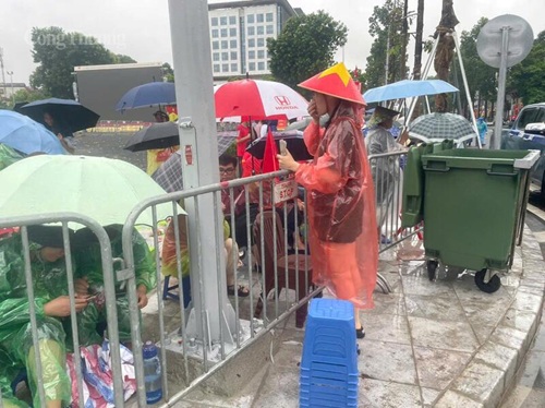 Hanoi Police strictly handle the act of reserving and selling seats to watch parades and parades. Photo: Vu Hai