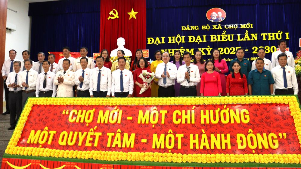 The Executive Committee of the Cho Moi Commune Party Committee for the 2025-2030 term with 29 comrades; comrade Huynh Thi Nguyet Hong was appointed to hold the position of Secretary of the Cho Moi Commune Party Committee. Photo: Ngoc Mai