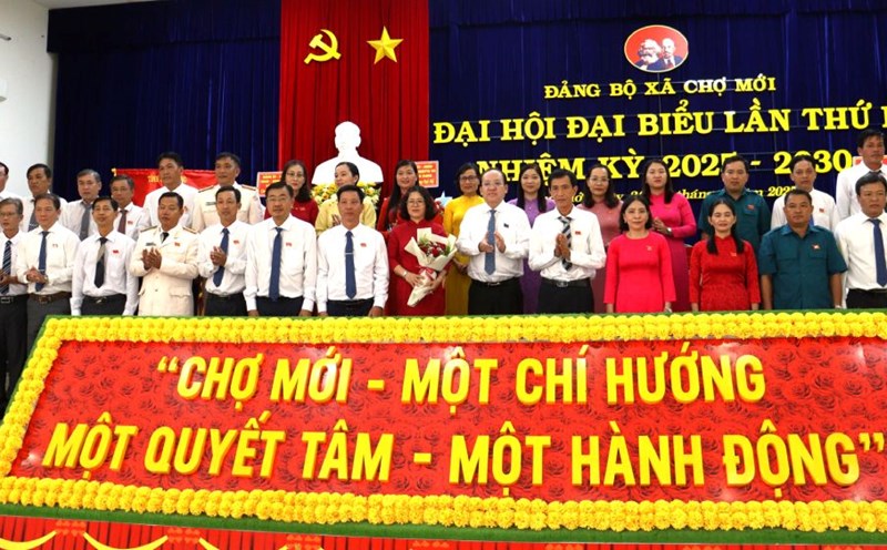 The Executive Committee of the Cho Moi Commune Party Committee for the 2025-2030 term with 29 comrades; comrade Huynh Thi Nguyet Hong was appointed to hold the position of Secretary of the Cho Moi Commune Party Committee. Photo: Ngoc Mai
