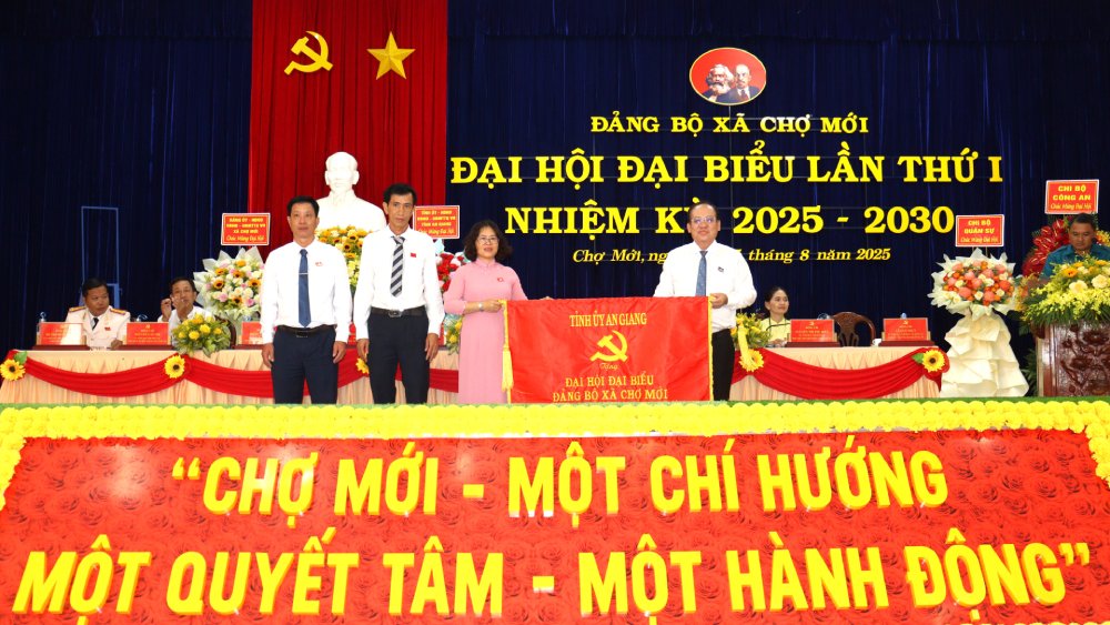 Uy vien Ban Thuong vu Tinh uy, Pho Chu tich thuong truc UBND tinh An Giang Nguyen Thanh Phong trao tang buc truong cho Dai hoi. Anh: Ngoc Mai
