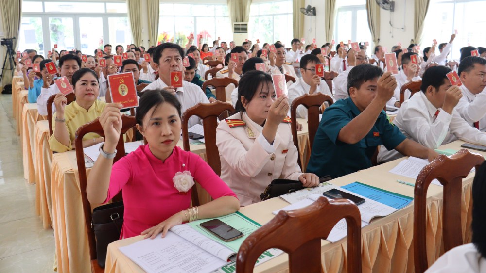 Cac dai bieu bieu quyet thong qua nghi quyet Dai hoi. Anh: Ngoc Mai