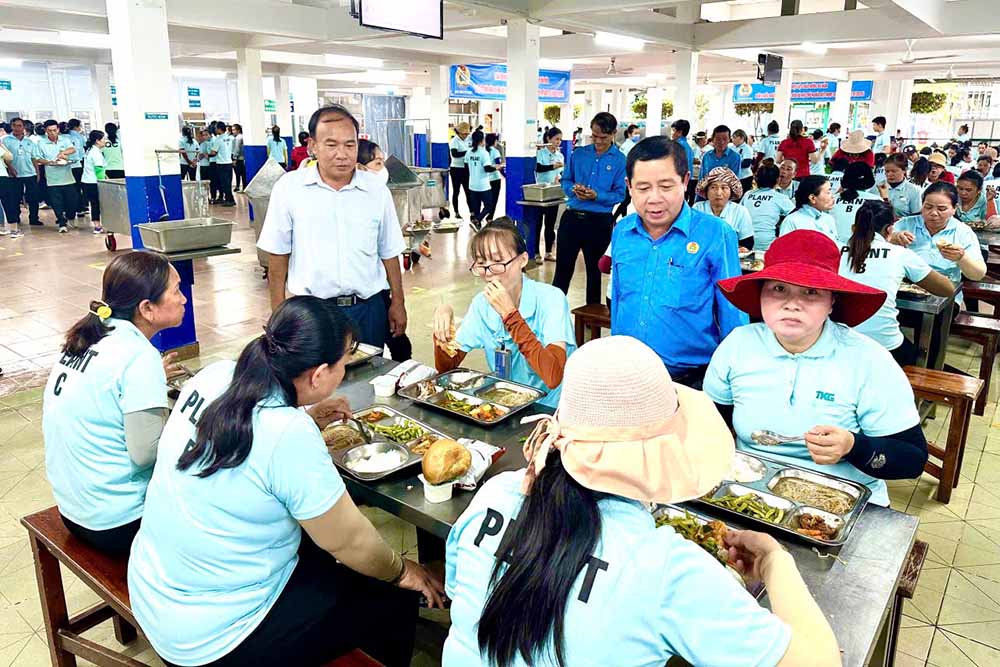 노동조합 점심 식사' 프로그램에 참여한 TKG Taekwang Moc Bai 회사 노동자. 사진: Tay Ninh 지방 노동 연맹