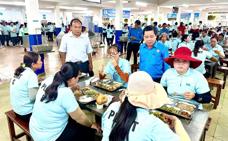 Workers of TKG Taekwang Moc Bai Company in the "Union Meal" program. Photo: Tay Ninh Provincial Federation of Labor