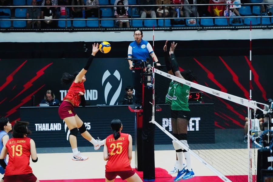 Coach Nguyen Tuan Kiet was disappointed when the players did not play well. Photo: VFV