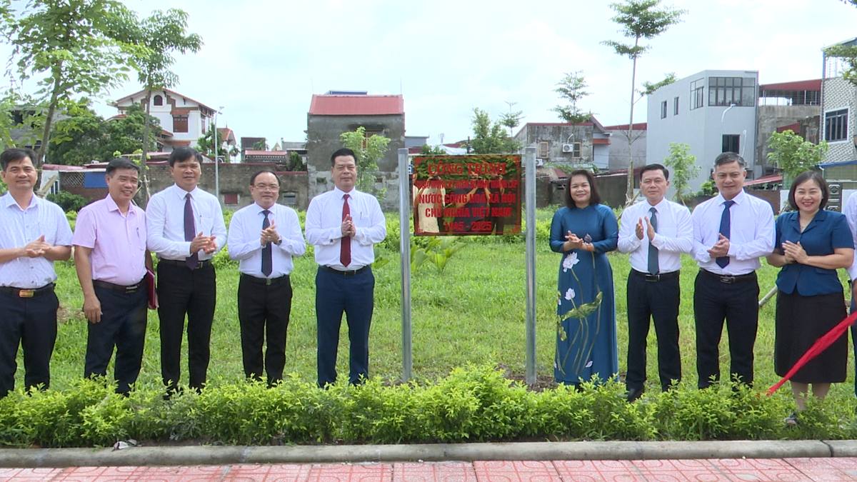 Cac dai bieu du le gan bien cong trinh Vuon hoa Phu Lien. Ảnh: Cong TTDT phuong Phu Lien, Hai Phong