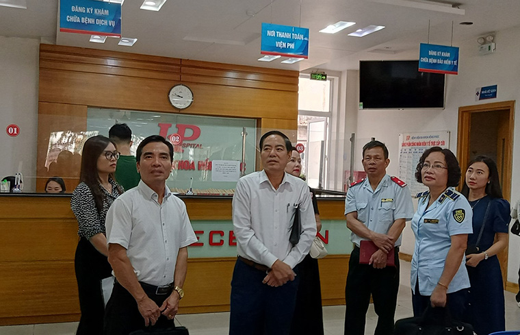El equipo de inspeccion intersectorial de prevencion y control de los daños del tabaco inspecciona las actividades de prevencion y control de los daños del tabaco en las instalaciones medicas. Foto: Departamento de Salud de Hai Phong