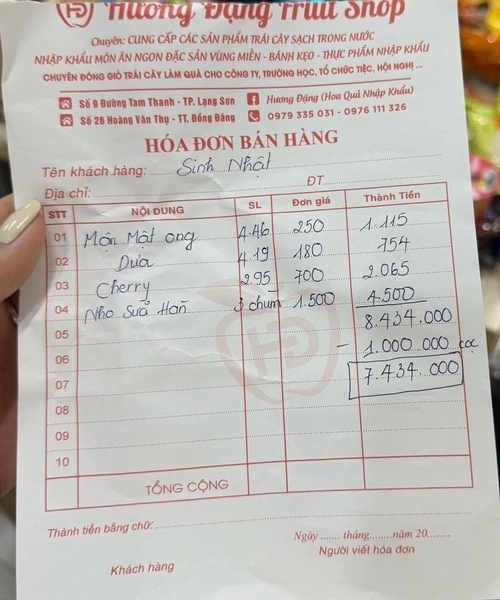 Hoa don mua hoa qua sinh nhat con voi gia 8,5 trieu dong cho 4 loai qua cua me tre o Lang Son. Anh: NVCC