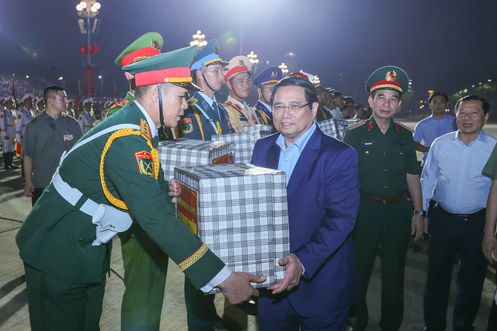 Politburo member and Prime Minister Pham Minh Chinh presented gifts to the forces participating in the parade. Photo: Hai Nguyen