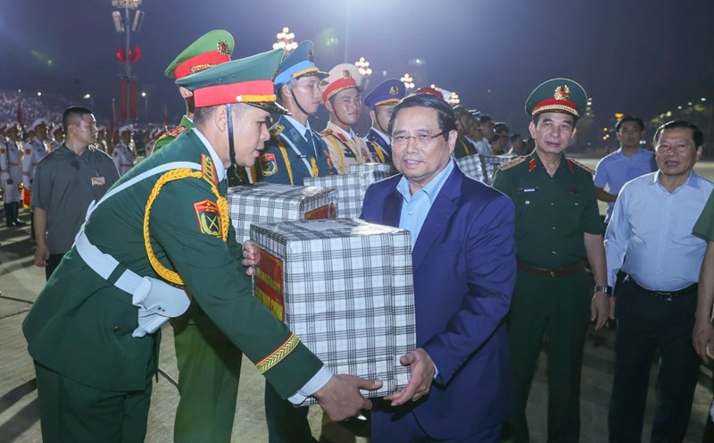 Politburo member and Prime Minister Pham Minh Chinh presented gifts to the forces participating in the parade. Photo: Hai Nguyen