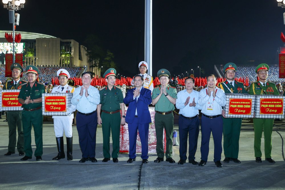 Thu tuong Chinh phu Pham Minh Chinh cung cac dai bieu va cac luc luong tham gia dieu binh, dieu hanh. Anh: Hai Nguyen