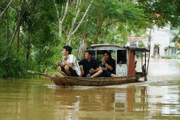 Thousands of households in a commune in Thanh Hoa were submerged in floodwater. Photo: Quach Du