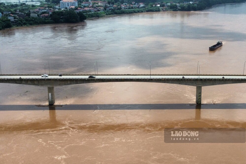 Menh mong nuoc lu tai khu vuc cau Ngoc Thap, Phu Tho. Anh: To Cong.