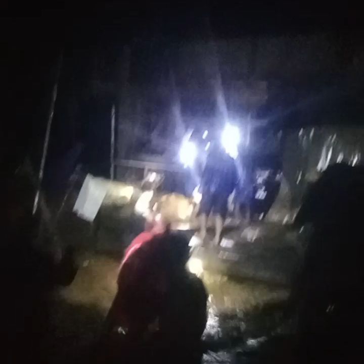 Lu ve bat ngo ve trong dem 27.8 lam nhieu ho dan xa Nhon Mai phai di doi tai san. Anh: Viet Lam