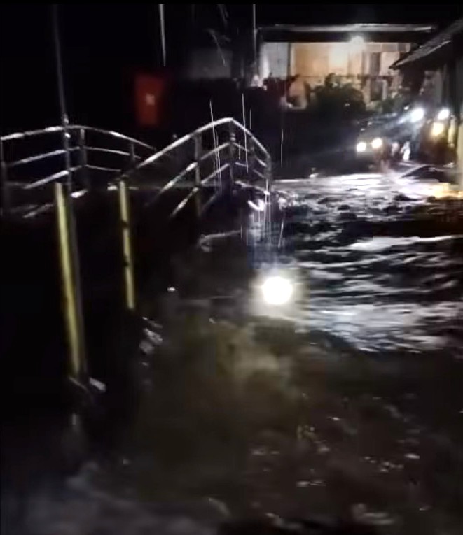 8月27日の夜にタオカカ村（イェンホアコミューン、nghe）に流れる洪水。写真：Quan Dung