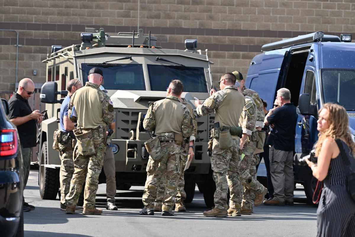 カトリック学校アンナンシアーションでの銃乱射事件現場近くの法執行官。2025年8月27日。写真:AFP