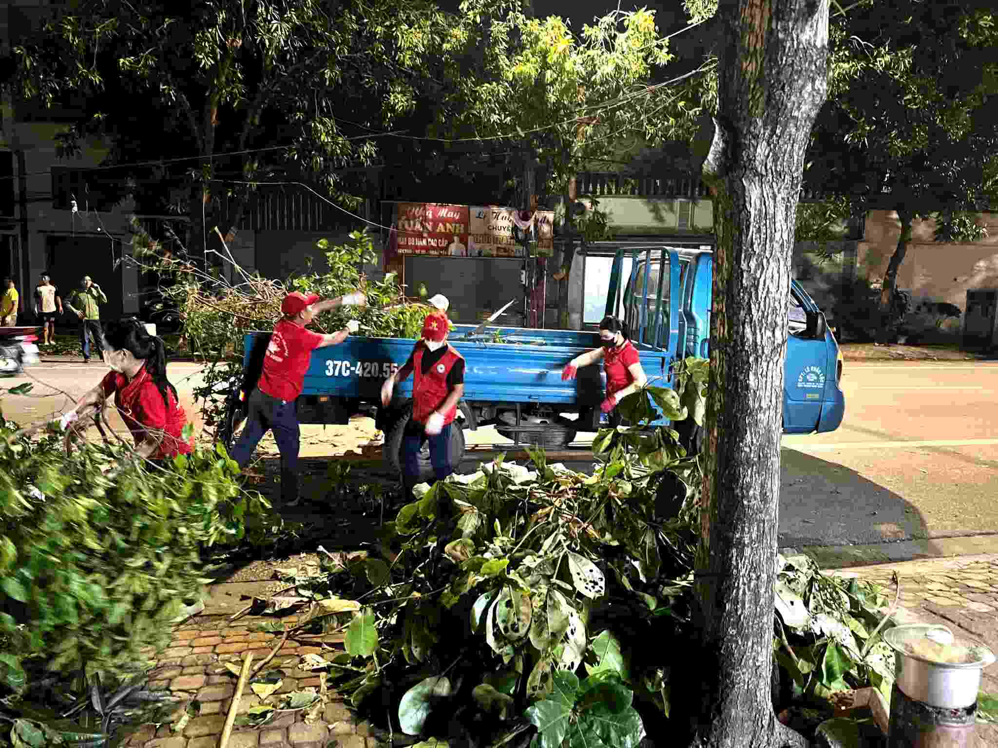 El grupo benefico Noi chao yeu thuong Thanh Vinh contribuye a limpiar las calles llenas de basura despues de la tormenta numero 5. Foto: Quang Dai