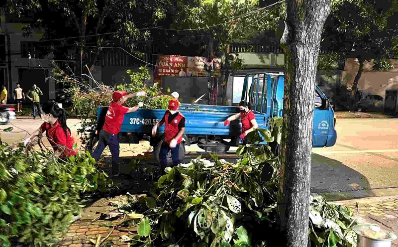 The Thanh Vinh porridge pot charity group contributed to cleaning up the streets littered with garbage after storm No. 5. Photo: Quang Dai