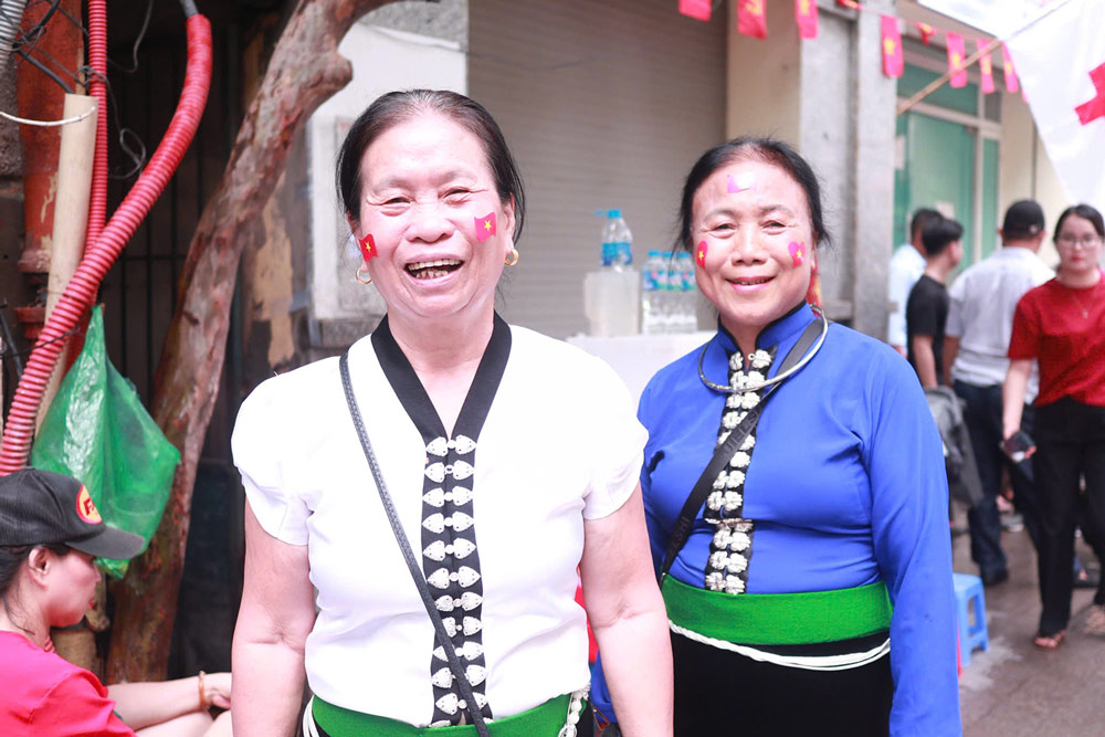 ライ・キム・トゥオイとハ・ティ・ナム夫人は、パレードの雰囲気を興奮して待っていました。写真：Huyen Trang