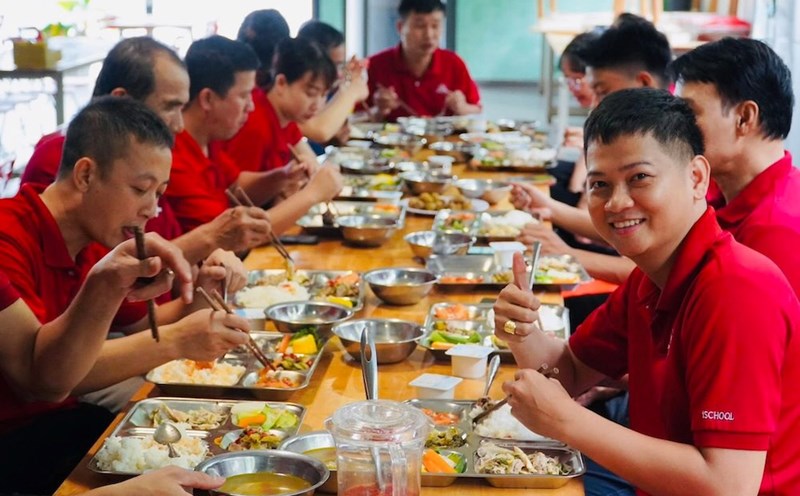 The joyful and warm atmosphere at the "Union Meal". Photo: Quang Tri Trade Union