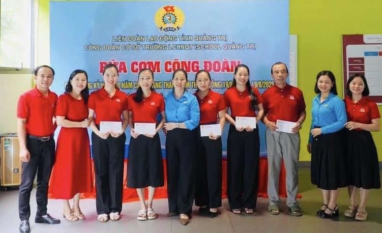 Doan vien phan khoi khi nhan qua tu LDLD tinh Quang Tri. Anh: Cong doan Quang Tri