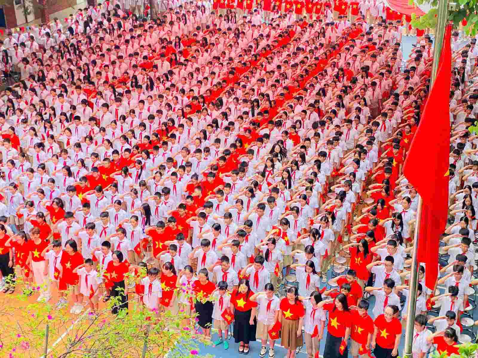 Students of Nguyen Du Secondary School (Dai Mo Ward, Hanoi) organized a flag-raising program with the theme "Celebrating the 80th anniversary of the successful August Revolution and National Day September 2" on the morning of August 25. Photo: Van Trang