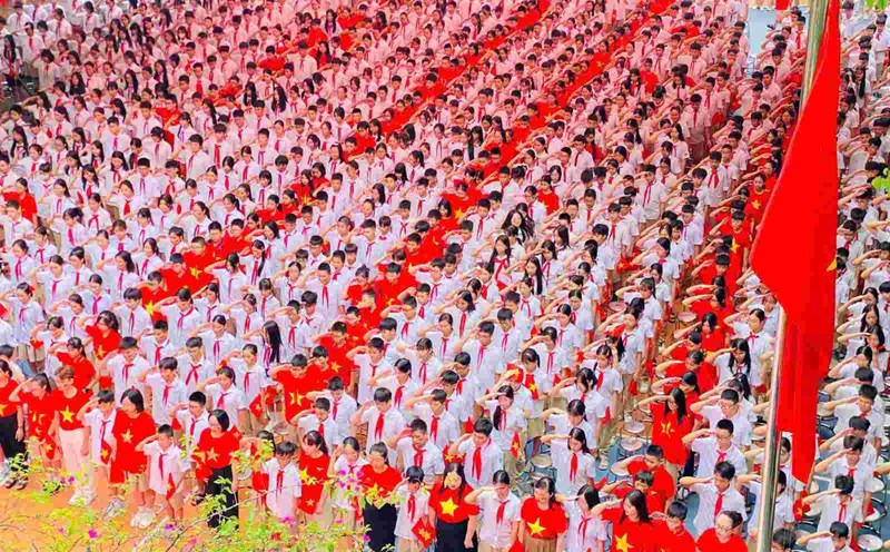 Students of Nguyen Du Secondary School (Dai Mo Ward, Hanoi) organized a flag-raising program with the theme "Celebrating the 80th anniversary of the successful August Revolution and National Day September 2" on the morning of August 25. Photo: Van Trang